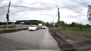 Нагло едет по встречке на Волгоградской в Омске
