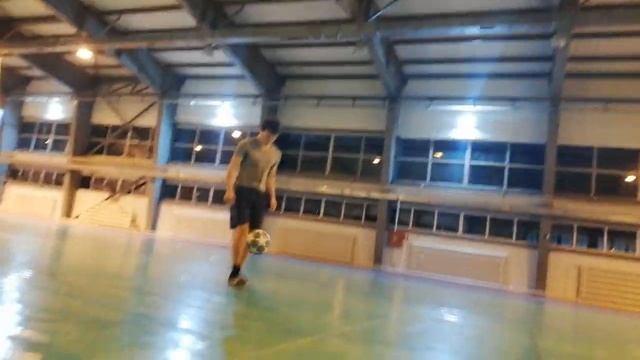 Учимся набивать мяч ⚽⚽⚽ &1000 раз смотреть онлайн