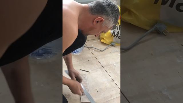 Как порезать плитку без плиткореза. смотреть онлайн