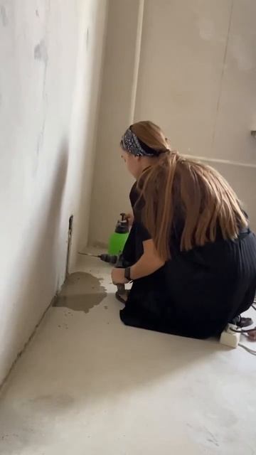 Жена сверлит бетон под розетку😁#shorts#рекомендации#под смотреть онлайн