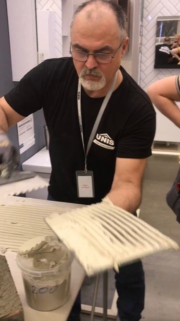 Как виброприсоска уплотняет плиточный клей, часть 2 смотреть онлайн