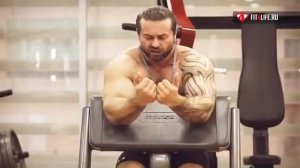 Сгибание рук в тренажере Скотта