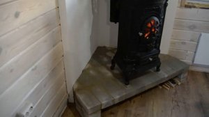 Чугунная печь - камин на дровах, упаковка дров в подаро