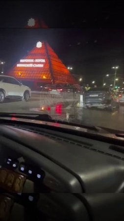 ПРОВАЛИЛСЯ В АСФАЛЬТ: на Московском проспекте автомобиль провалился в яму на дороге. 😱