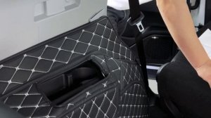 Установка 3D ковриков из экокожи в багажник автомобиля