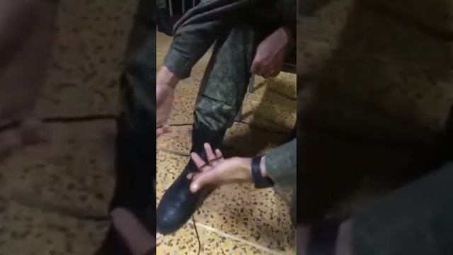 солдат второй армии мира учат завязывать шнурки.