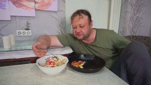 Вкусно кушаю салат из яиц и помидор с омлетом и колбасой Высаживаю цветы в клумбу САД И ОГОРОД