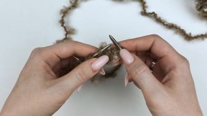 Снова вяжу из букле. Начало шарфа спицами. Седьмой ден?