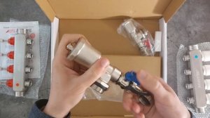 Коллекторная группа Aspipe с расходомерами и тройниками.