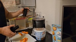 Натёр морковку на электротёрке Kitfort KT-1393