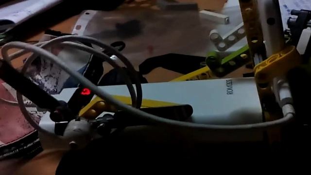 Подставка из Лего техника для любого смартфона