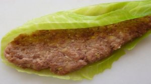 Шницели из фарша в капустных листьях
