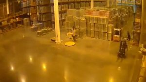 Падение стеллажа на складе