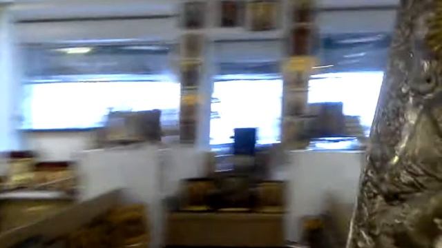 В Иконной лавке у Сретенского монастыря
