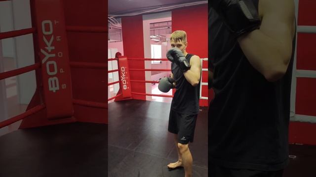 Отличная комбинация от советского тренера! #бокс #boxing #kickboxing #mma #fighter #спорт #sports