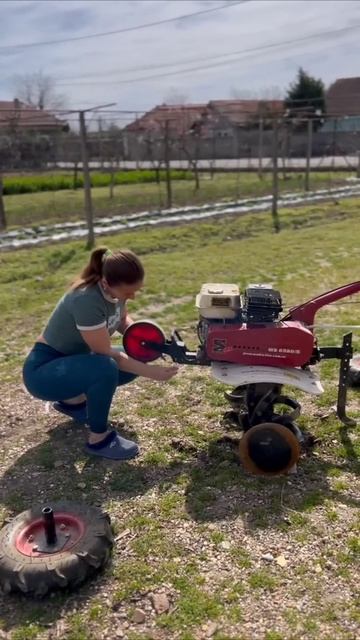 Неймовірно гарна дівчина майстерно працює і біля мото смотреть онлайн
