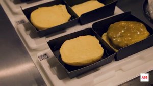 Система сборки фаст-фуда с использованием коллаборативных роботов.