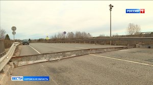 Работы по восстановлению проезда по мосту через реку Молома продолжаются