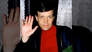 То не ветер ветку клонит