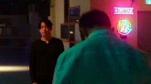 Киллер-хранитель (2022) //Киллер спасает девчонок от наси