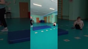 Бросок набивного мяча сидя