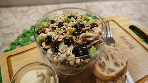 Салат-коктейль с курицей. Очень простой рецепт салата с курицей и черносливом.