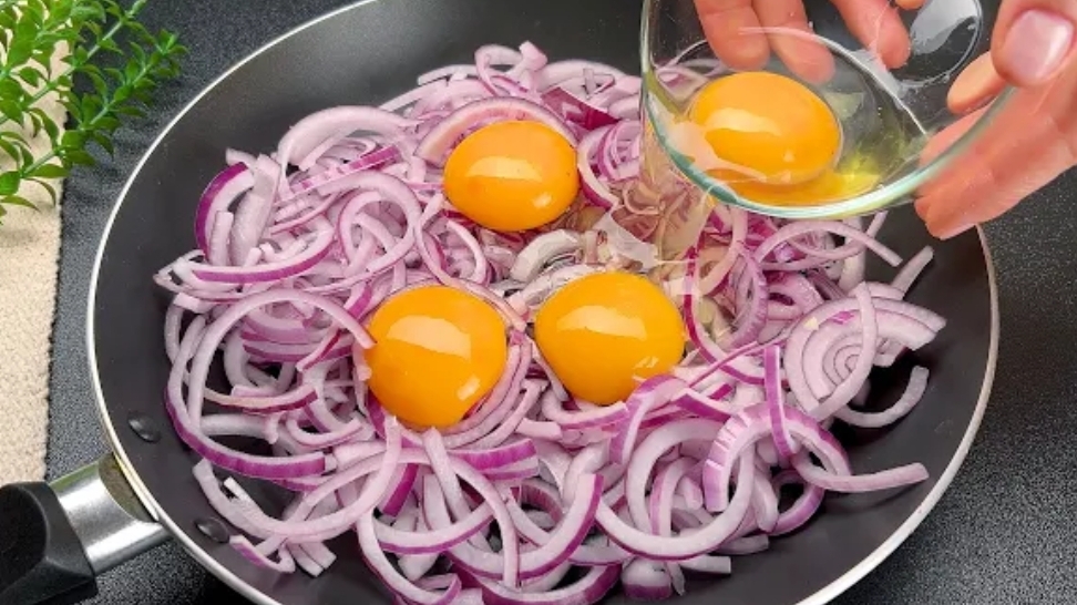 Самый вкусный рецепт с яйцами и луком.  Вам понравится этот рецепт!