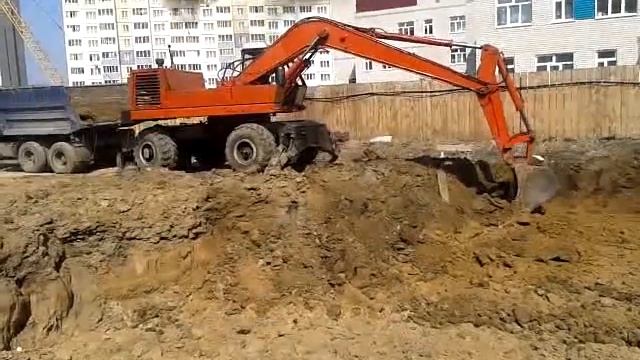 Экскаватор копает котлован смотреть онлайн