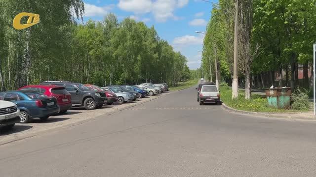 ПАРКОВОЧНУЮ ПЛОЩАДКУ НА ПЕРЕСЕЧЕНИИ ПАРКОВОЙ И КОМАРОВА ВРЕМЕННО БУДУТ ИСПОЛЬЗОВАТЬ ДЛЯ ПЕРЕВАЛКИ