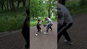 Ребенок работает на лапах. Тренировка детей боксу