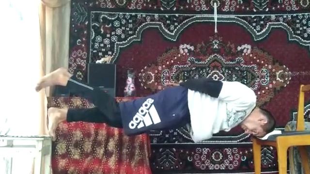 Planking на двух стульях на одной ноге смотреть онлайн