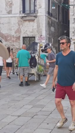 Эта профессия ИСЧЕЗАЕТ в ВенецииЧТО СЛУЧИЛОСЬ  #Италия #travel #венеция #shorts #italy #venice #шаг