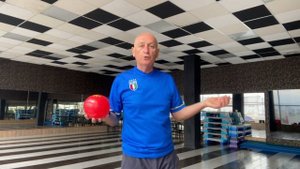 Упражнения с мячами для детей 7-8 лет.