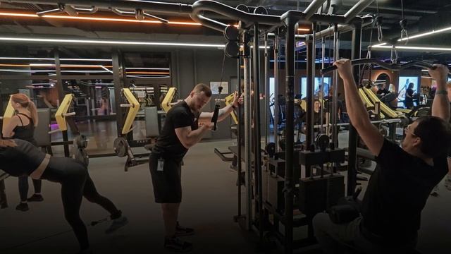 Разгибание на трицепс по одной руке в кроссовере техн