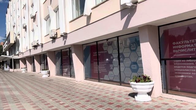 День выпускника. Витрина главного корпуса. смотреть онлайн