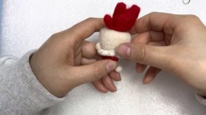 2. Второй шаг валяние из шерсти. Как установить брелок для ключей