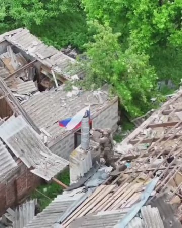 Флаг России над одним из домов в н.п Новая Полтавка 🇷🇺💪