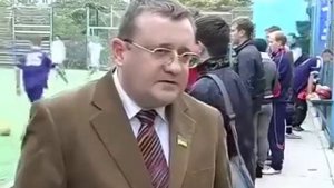 мужику прилетел мяч в голову