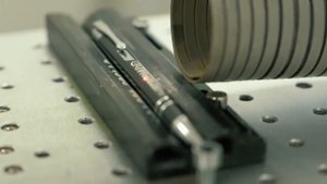 Процесс лазерной ЧПУ гравировки на ручках Гравер HIT 30
