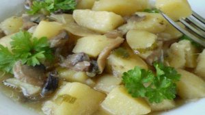 Молодой картофель с шампиньонами и луком