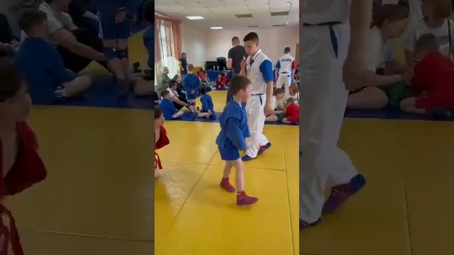 ПЕРВЫЕ  СОРЕВНОВАНИЯ-ПЕРВЫЕ ПОБЕДЫ #sambo #sambokids #спорт #sho смотреть онлайн
