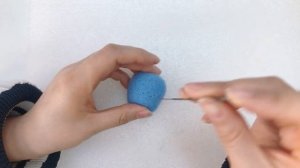 Подготовка иглы к процессу валяния из шерсти.