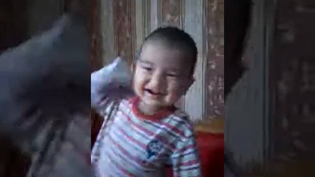 Маленький человек любит стдеть за столом