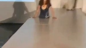 Падение моделей на подиуме