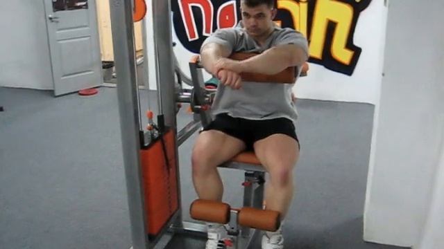 Скручивания в тренажере сидя смотреть онлайн