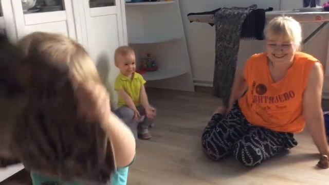 Садится на стул смотреть онлайн