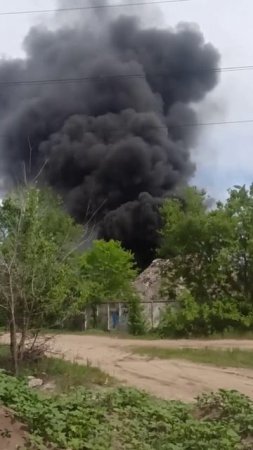 ЧЁРНЫЙ ДЫМ: в Левобережном районе около АЗС горит мусороперерабатывающая площадка.