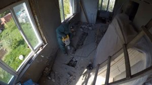 Пробиваю плиту перекрытия для лестницы