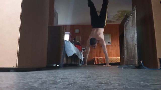 Ходьба и стойка на руках. смотреть онлайн