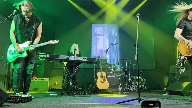 Вельвет feat. Макс Зорин - Спи (Live in Pravda Club) смотреть онлайн